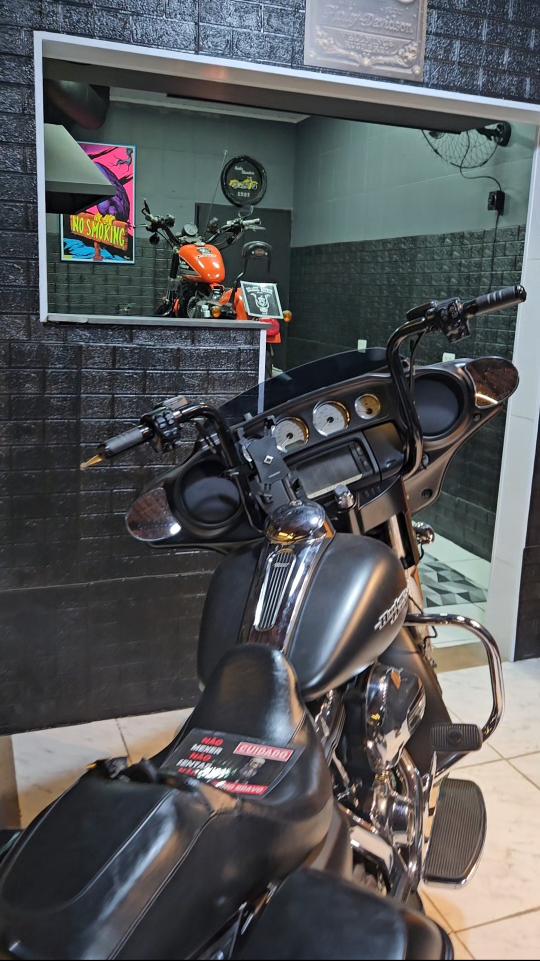 Detalhe do painel e guidão de uma Harley-Davidson na oficina