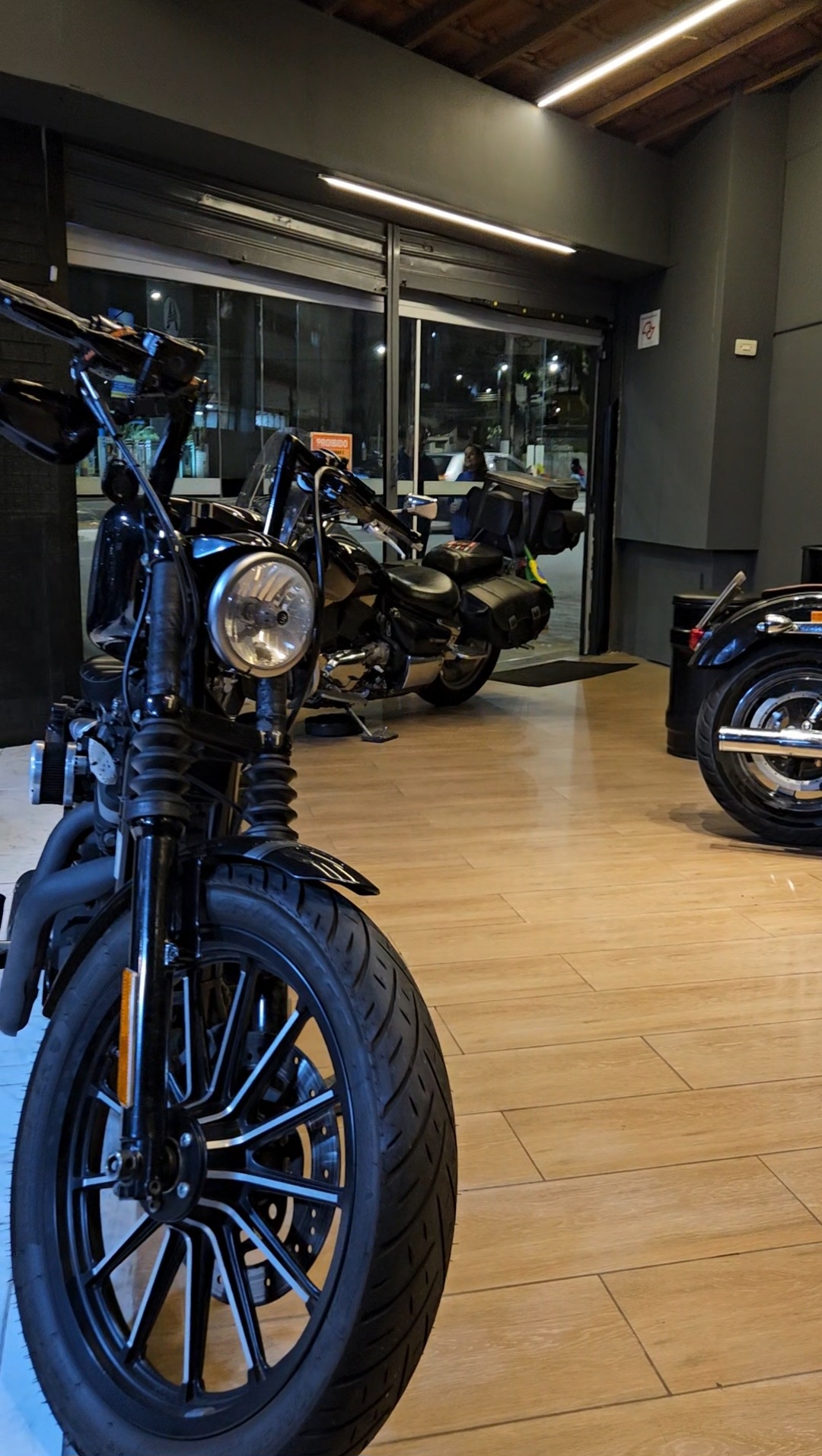 Motocicleta em primeiro plano dentro da oficina Brazil Motos