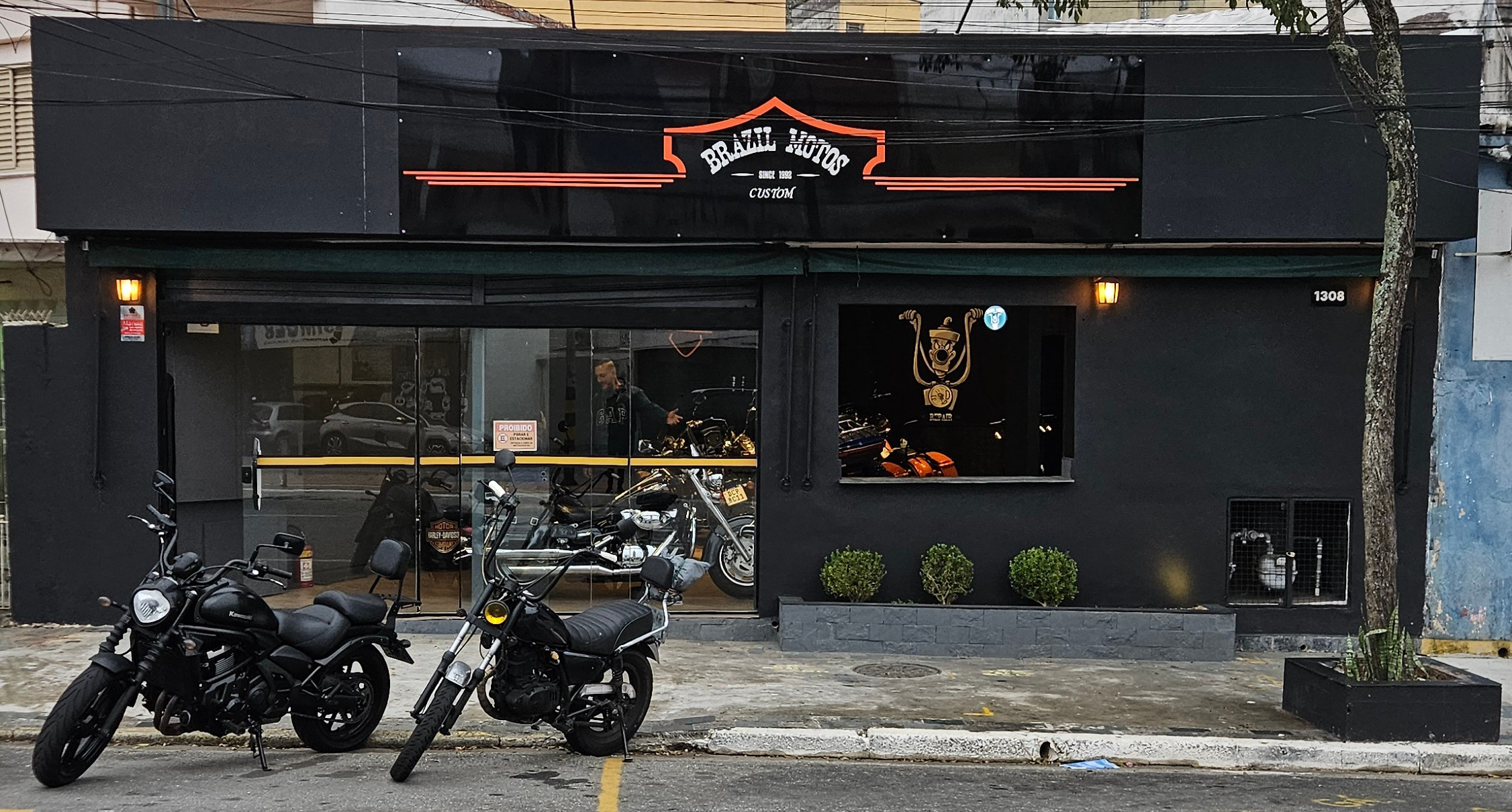 Fachada da Brazil Motos em São Bernardo do Campo, com motocicletas estacionadas na calçada